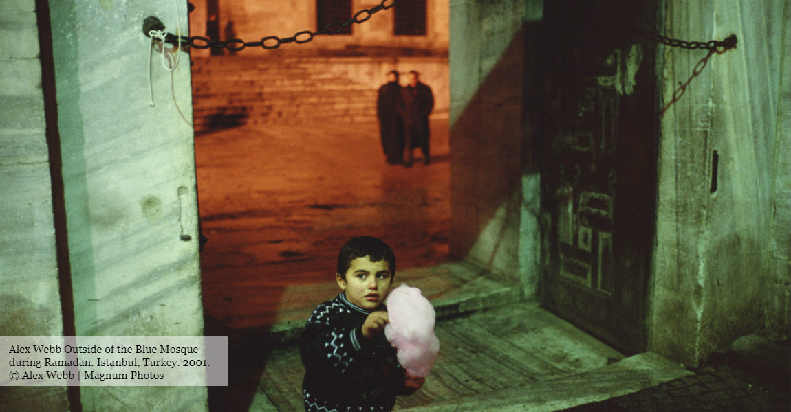 Alex Webb Outside of the Blue Mosque during Ramadan. Istanbul, Turkey. 2001. © Alex Webb | Magnum Photos